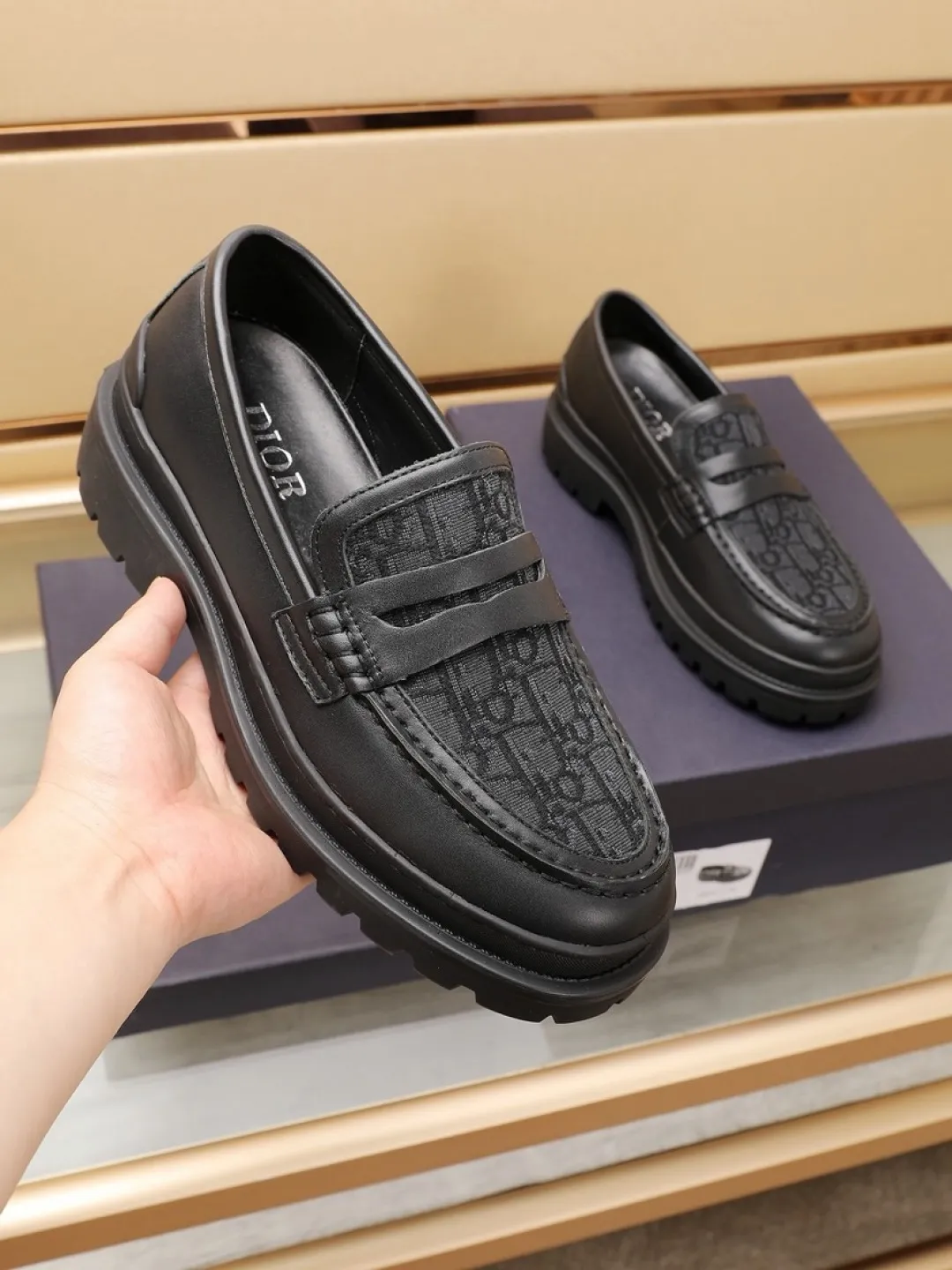 Factory P460💰[Dior] men's classic Loaf leather shoes🇺🇸 are on sale at the same time, original Italian brand · brand totem cloth sewn with brand cloth label · paired with calfskin · (high-end, extravagant and classy) exquisite workmanship (original lining) sole: original factory special rubber concave and convex outsole ⚠️ outsole. Comfortable, wear-resistant, non-slip, real shot 🎬 Can be worn with casual clothes or suits. Size: 38-44 (46.46 customized)